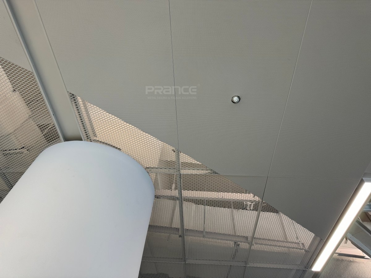 Kisame na Metal na may Butas-butas