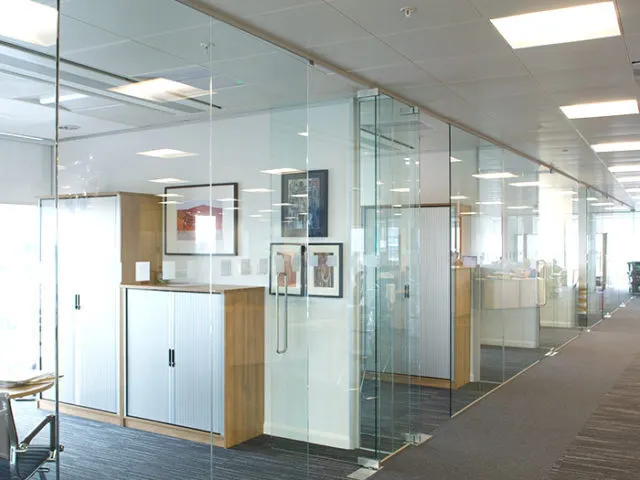 Single glass partition 1