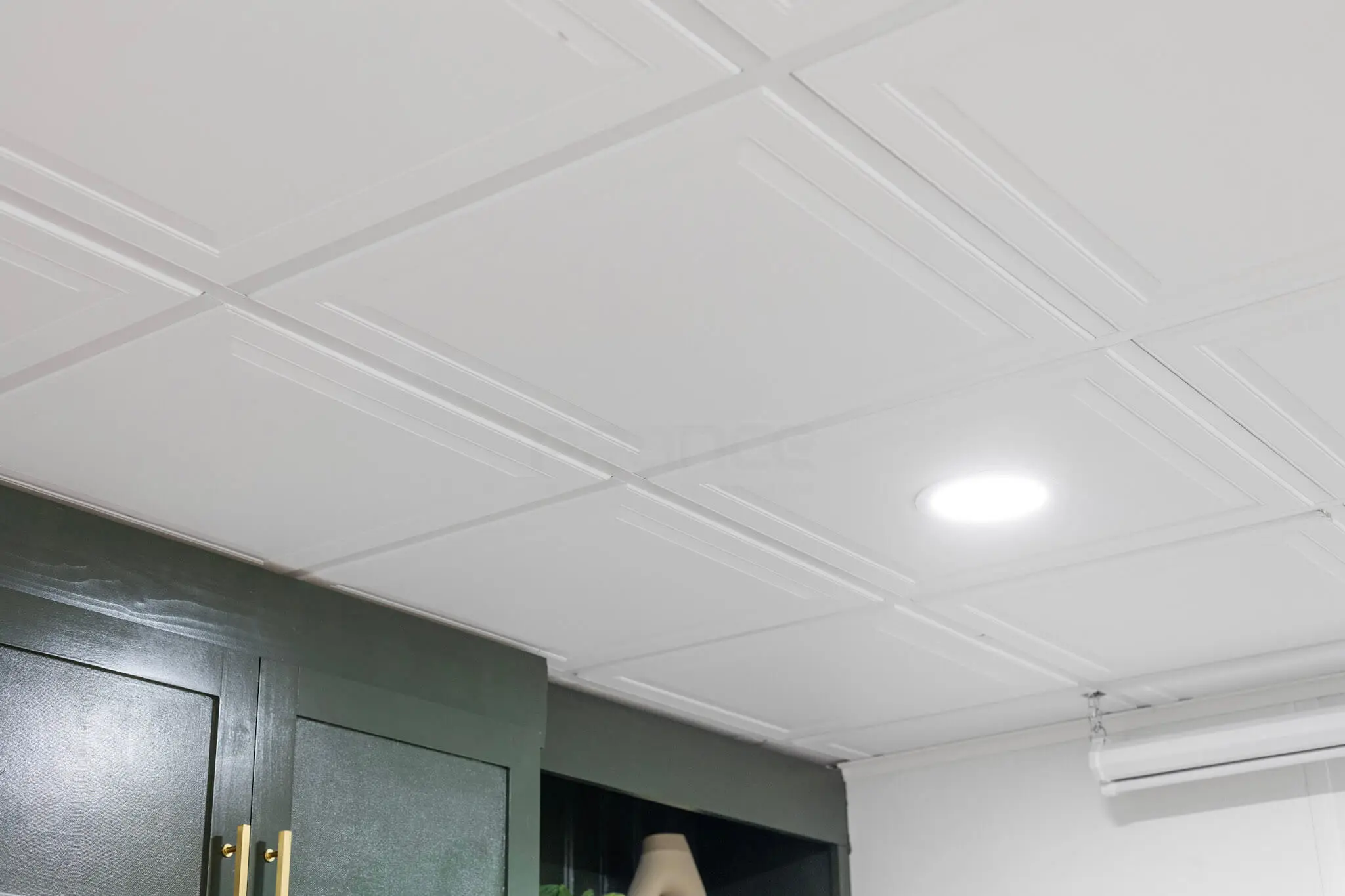 سقف را در مقابل Sheetrock رها کنید