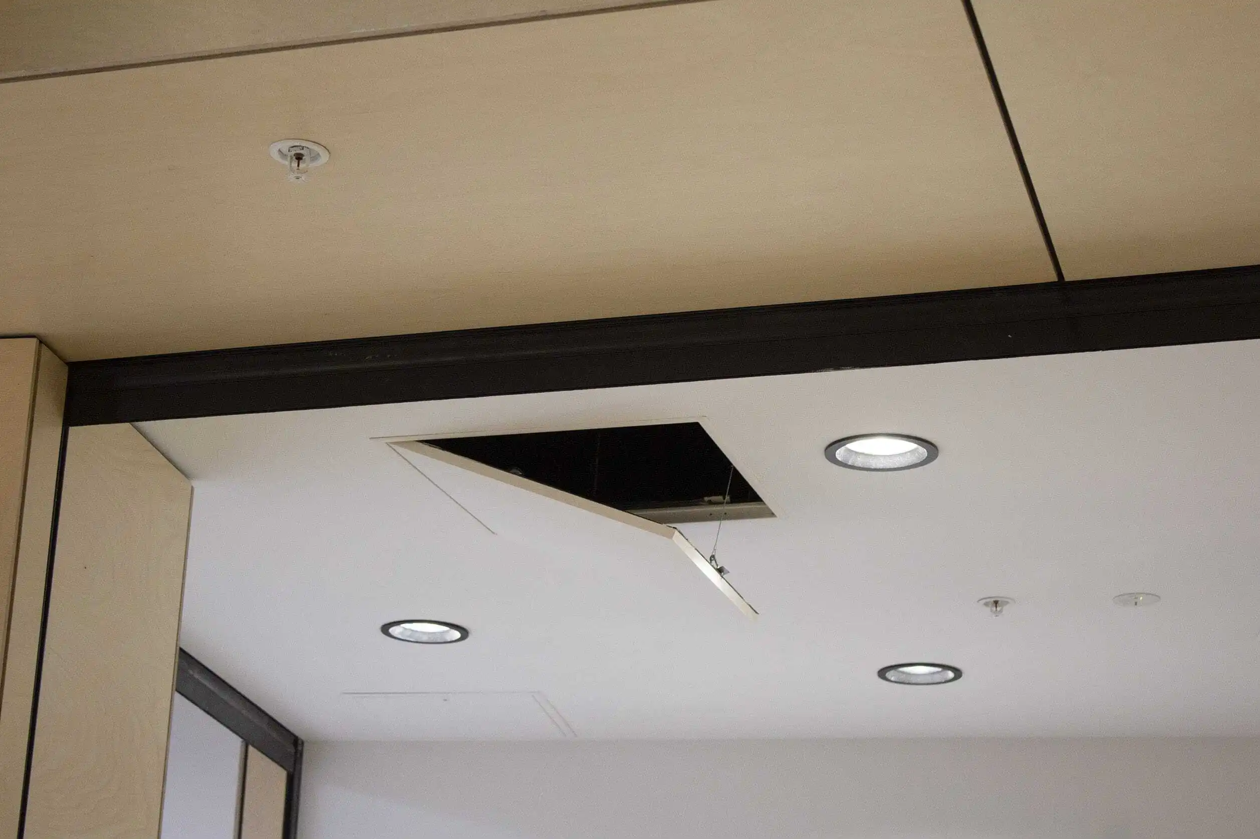 Best Placement Strategies for Ceiling Access Panels in Offices, image size:2515x1676