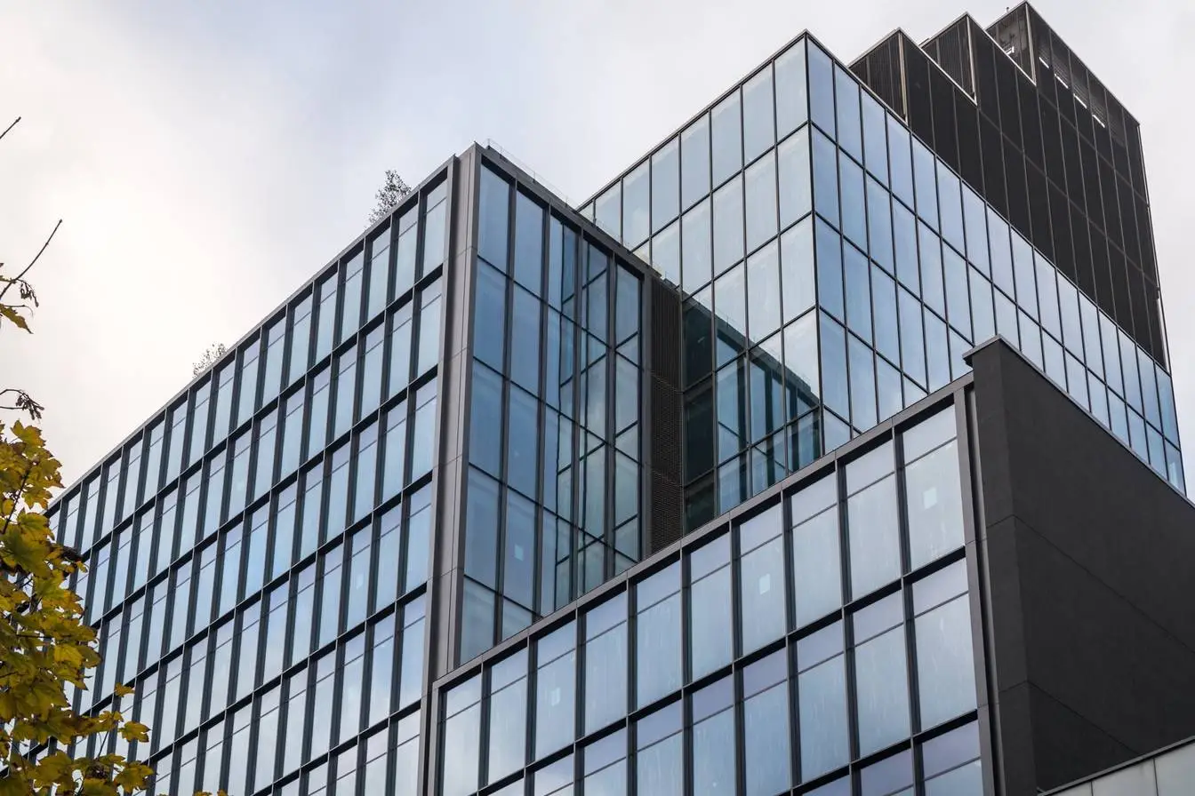 Unificado vs. Muro cortina adhesivo: ¿la mejor opción para los Emiratos  Árabes Unidos?, image size:1344x896